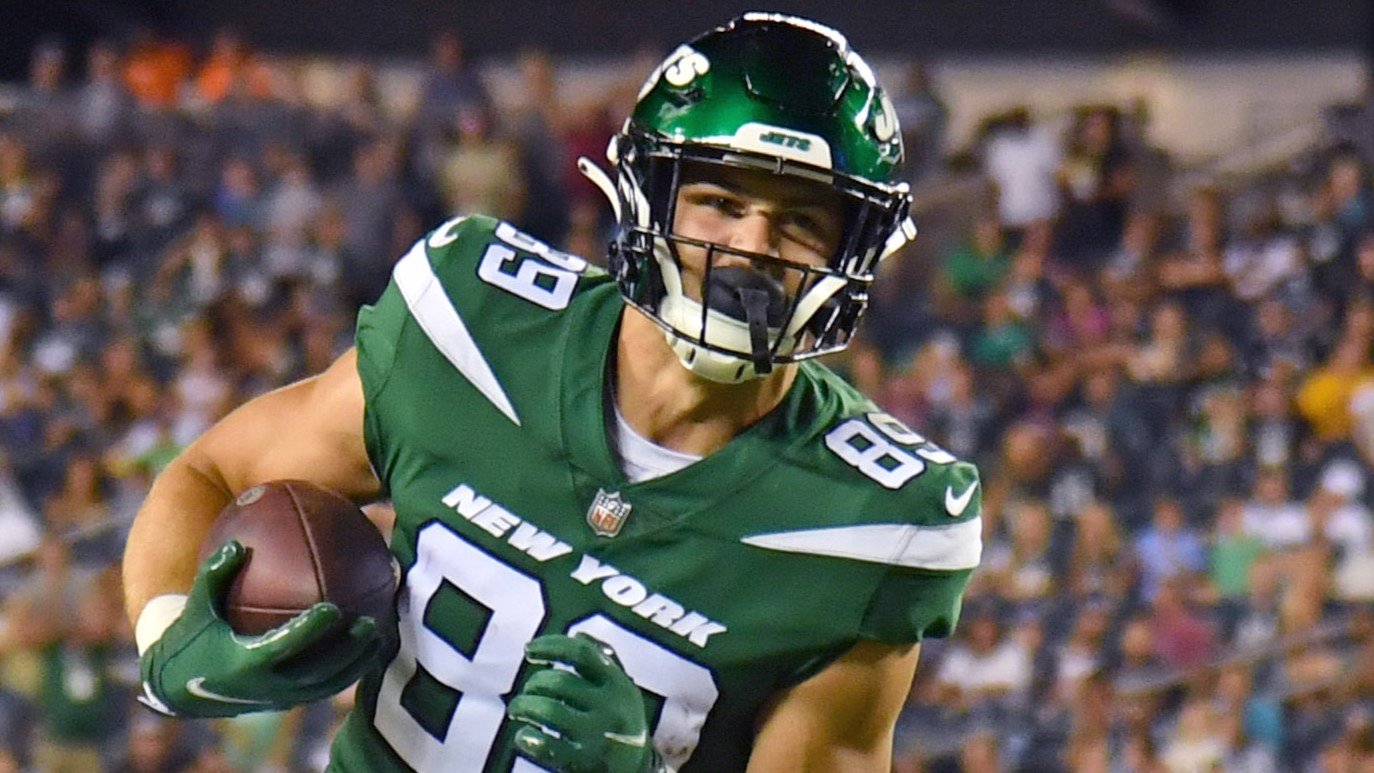 Aug 12, 2022; Philadelphia, Pennsylvania, USA; New York Jets tight end Jeremy Ruckert (89) scores a touchdown against the Philadelphia Eagles at Lincoln Financial Field. Mandatory Credit: Eric Hartline-USA TODAY Sports