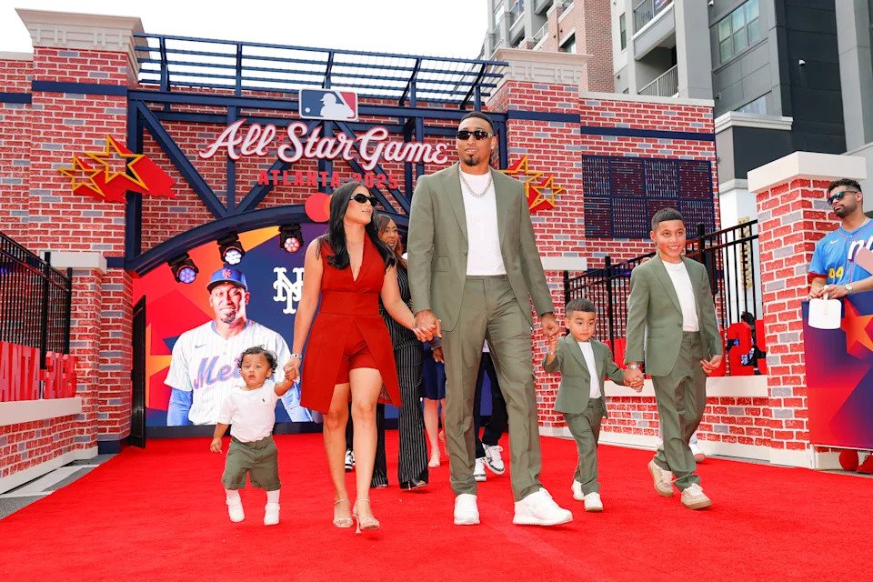 Mets All-Star Edwin Díaz walks the red carpet with his family on Tuesday in Atlanta. (Photo by Todd Kirkland/MLB Photos via Getty Images)