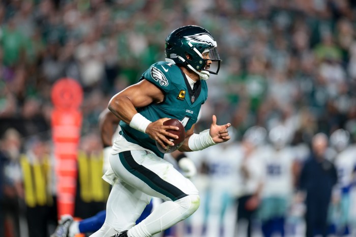 Jalen Hurts runs with the ball