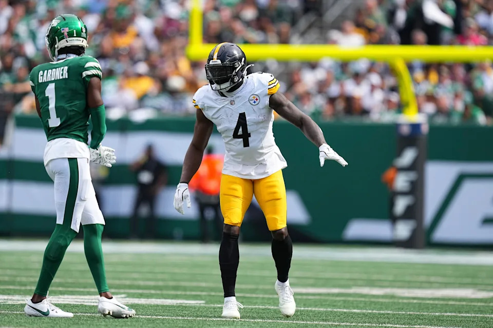 EAST RUTHERFORD, NEW JERSEY - SEPTEMBER 7: DK Metcalf #4 of the Pittsburgh Steelers lines up against Sauce Gardner #1 of the New York Jets in the game at MetLife Stadium on September 7, 2025 in East Rutherford, New Jersey. (Photo by Mitchell Leff/Getty Images)