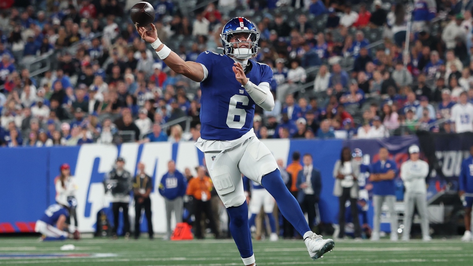 New York Giants quarterback Jaxson Dart (6) throws a pass during the first quarter against the New England Patriots at MetLife Stadium.