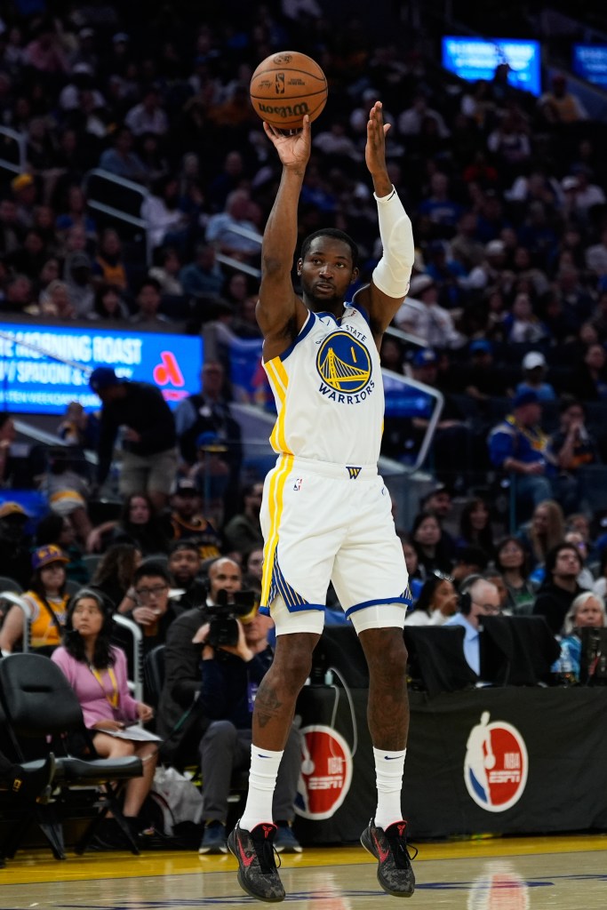 Golden State Warriors forward Jonathan Kuminga shoots a 3-point basket.
